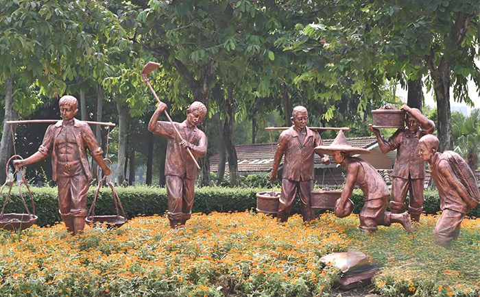 銅雕人物，為步行街注入“人情味”