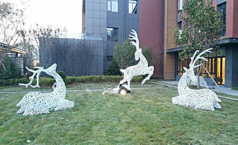 不銹鋼鹿，不銹鋼鏤空鹿，鏤空鹿景觀擺件，鏤空鹿雕塑，河北不銹鋼鹿廠家3.jpg