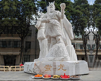 云南石雕黃帝、炎帝、蚩尤雕塑安裝效果展示