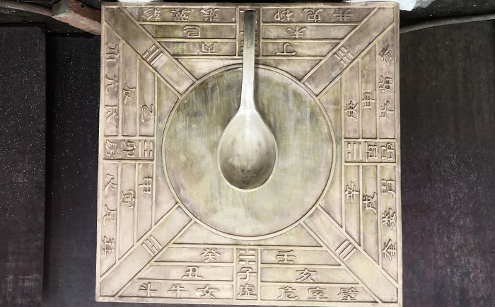 銅羅盤(pán)雕塑